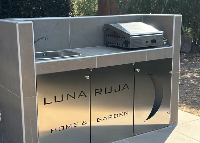 Luna Ruja Home&garden بيت للعطل *