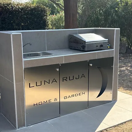 Luna Ruja Home&garden בית נופש *